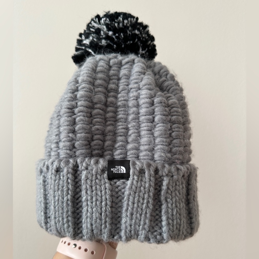 Chunky grey women’s knit beanie by North Face. First pic depicts true color IRL.